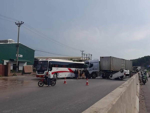 Xe ô tô con đi ngược chiều gây tai nạn liên hoàn