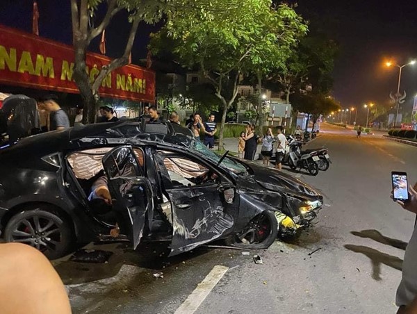 Hải Dương: Xế hộp bị nổ lốp đâm vào bùng binh, 2 người bị thương