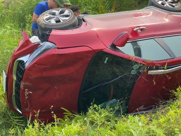 Quảng Ninh: Xe ô tô mất lái đâm vào cột mốc, “phơi bụng” dưới ruộng