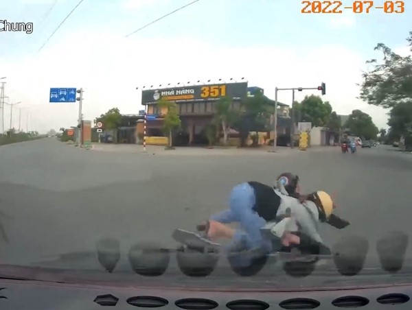 Thót tim với đôi học sinh vượt đèn đỏ, tông trúng ô tô giữa ngã tư