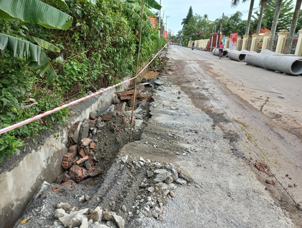 Hải Phòng: Khắc phục đoạn đường sạt lở trước cửa trụ sở ủy ban xã Hoa Động