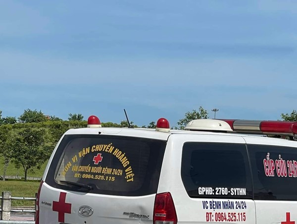 Xe cứu thương gây tai nạn khiến 2 thiếu nữ bị thương 