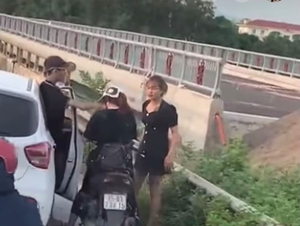 [CLIP]: Đôi nam nữ đi ô tô tạt đầu, đánh người đi xe máy thâm tím mặt