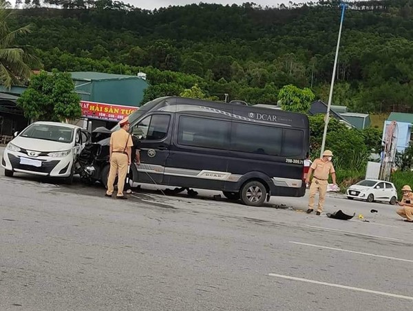 [CLIP]: Sang đường, ô tô con bị xe Limousine 16 chỗ đâm kinh hoàng