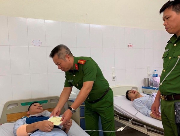 Ngăn nhóm đối tượng mang hung khí đi đánh nhau, một chiến sĩ Công an bị thương