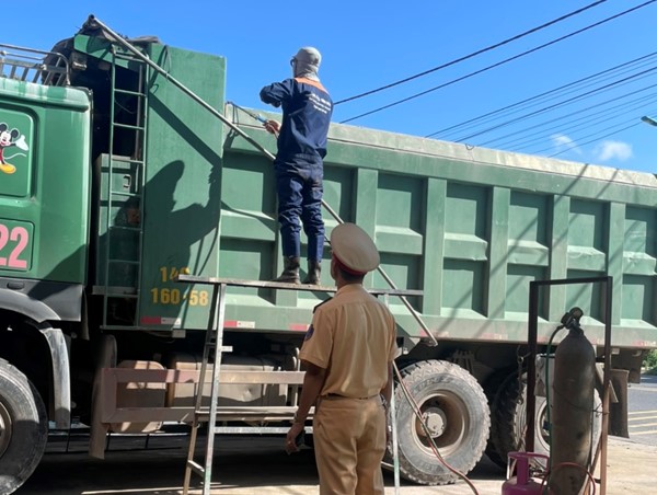 Quảng Ninh: Hàng nghìn xe vi phạm, tước hàng trăm giấy phép lái xe