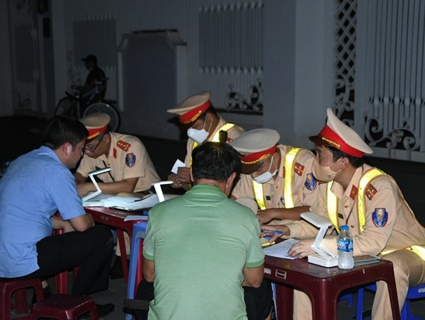 Phó Giám đốc Công an Hải Phòng xuống đường chỉ đạo xử lý vi phạm nồng độ cồn