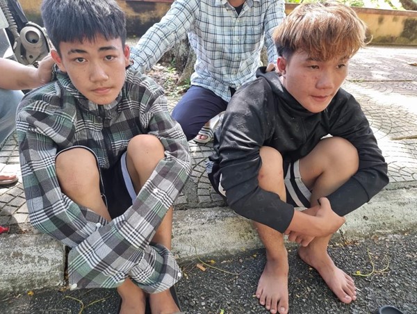 Hải Phòng bắt giữ 2 thanh niên tụ tập cầm hung khí nguy hiểm, lạng lách đánh võng