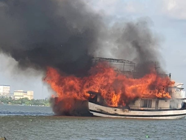 Tàu du lịch bất ngờ bốc cháy trên sông