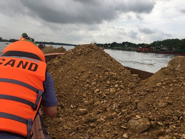 Hải Phòng: Liên tiếp phát hiện tàu chở quá tải trọng trên sông 