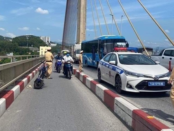 Người đàn ông bỏ lại xe đạp điện nhảy cầu Bãi Cháy mất tích