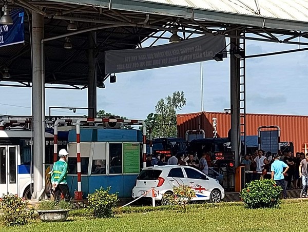 Thái Bình: Ùn tắc kéo dài tại trạm thu phí QL39B 