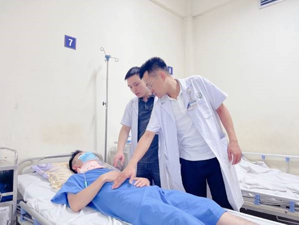 Uống rượu lái xe, nam thanh niên ngã chấn thương đốt sống cổ