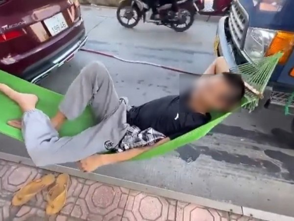 Phản đối thu phí trạm BOT Kiến Xương, tài xế mang cả võng ra mắc nằm 