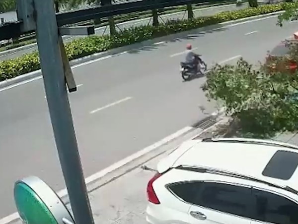 [CLIP]: Khoảnh khắc đứng vẫy khách vào quán ăn, người đàn ông suýt bị xe ô tô đâm trúng