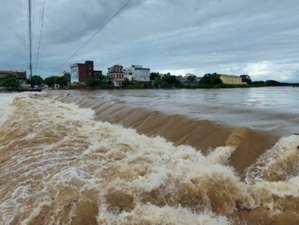 Quảng Ninh: Mưa lũ chia cắt cục bộ giao thông thị trấn Quảng Hà 