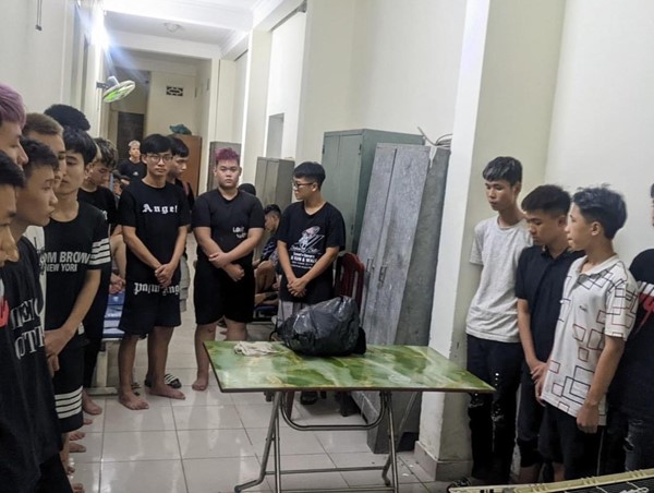 Tóm gọn hơn 30 thanh thiếu niên mang hung khí “dạo phố”