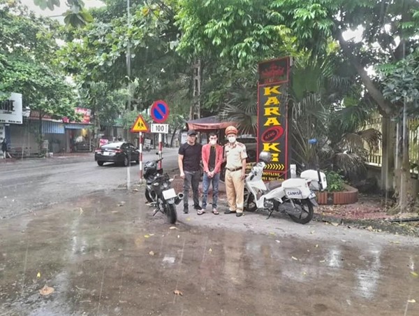 Tạm giữ đối tượng đi xe máy không đội mũ bảo hiểm mang theo ma tuý đá