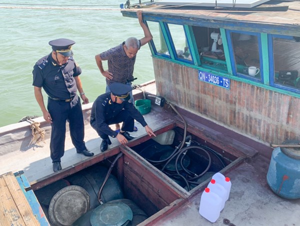 Quảng Ninh: Bắt giữ tàu chở 1.200 lít dầu D.O không rõ nguồn gốc