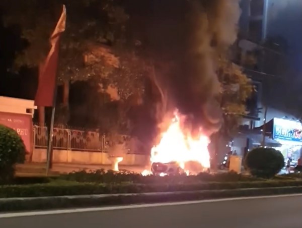  Hải Dương: Taxi bất ngờ bốc cháy khi đang lưu thông trên đường