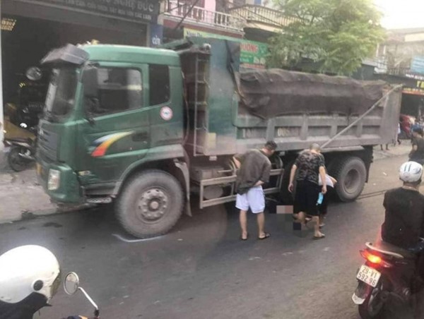 Va chạm với 2 ô tô, thiếu niên 15 tuổi tử vong