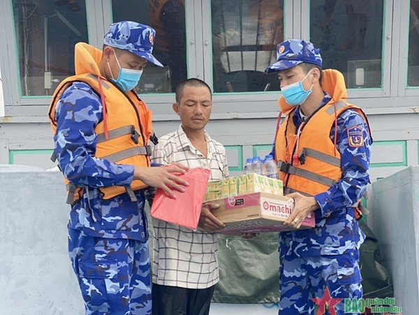 Cứu thành công ngư dân gặp nạn trong đêm