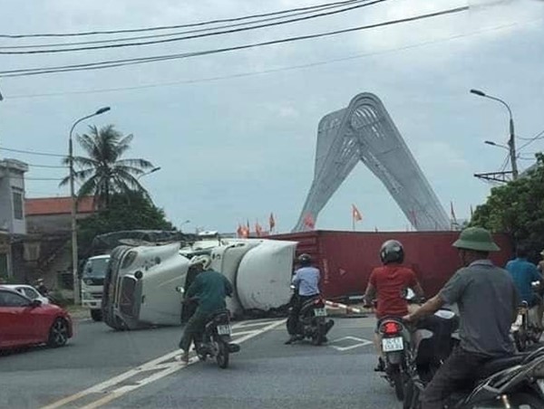Quảng Ninh: Đâm vào dải phân cách, xe container lật ngang