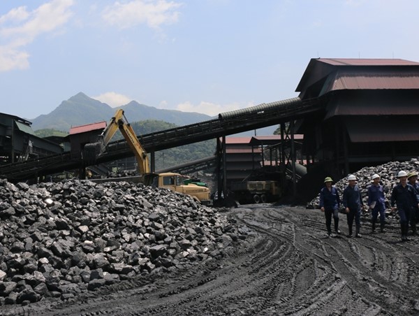 Quảng Ninh: Chạm phải mìn khi làm việc, 3 thợ mỏ thương vong