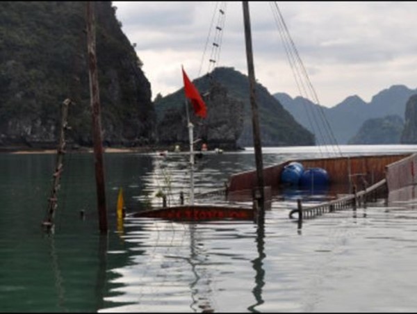 Đắm tàu, người mẹ và con trai 14 tháng tuổi tử vong