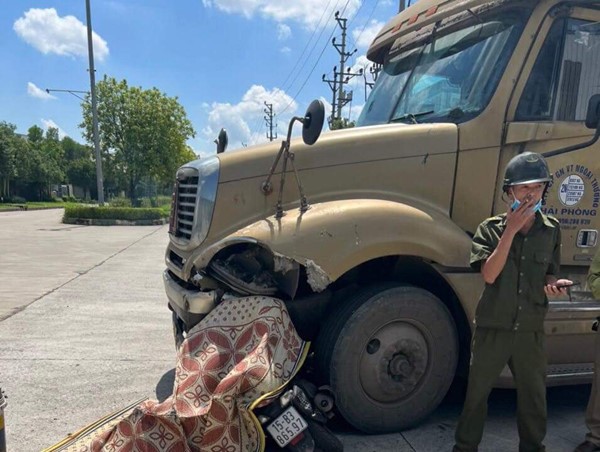 Hải Phòng: Cô gái 20 tuổi tử vong sau va chạm với container