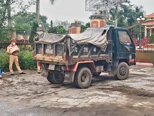 Va chạm với ô tô chở vật liệu xây dựng, nam sinh tử vong thương tâm
