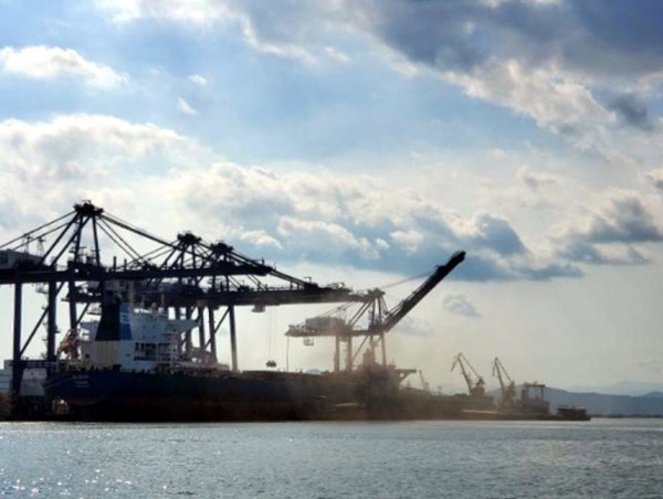 Một thuyền viên ngã xuống biển mất tích khi tàu đang neo đậu 