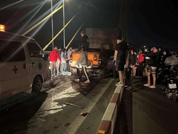 Va chạm nghiêm trọng giữa xe bán tải và xe tải trên cầu Bãi Cháy