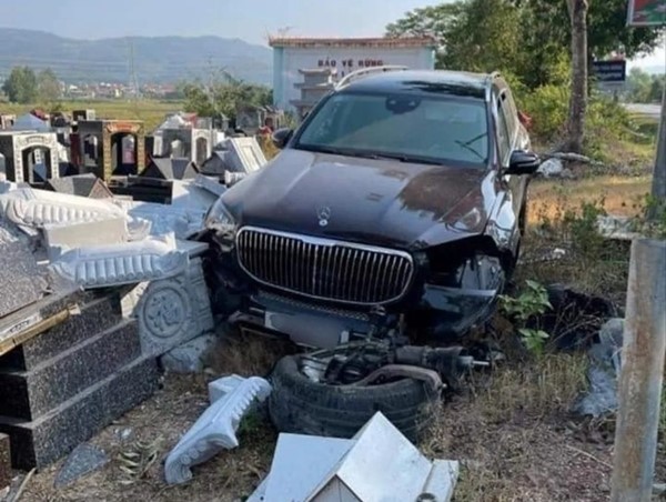 Mất lái lao vào lăng mộ, xe sang hơn 10 tỷ hư hỏng nặng