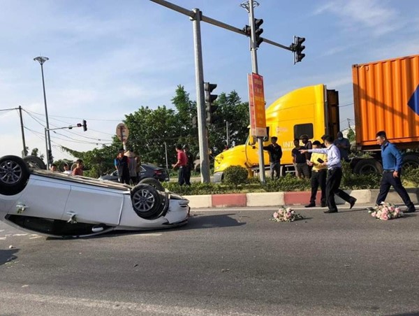 Xe hoa chở cô dâu chú rể đâm vào dải phân cách, lật ngửa trên đường 