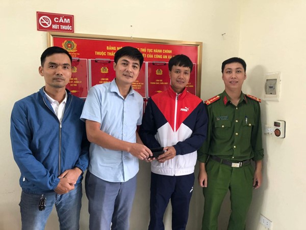 Hai giáo viên trao lại 5000 yên Nhật và 10 triệu đồng cho người đánh rơi 