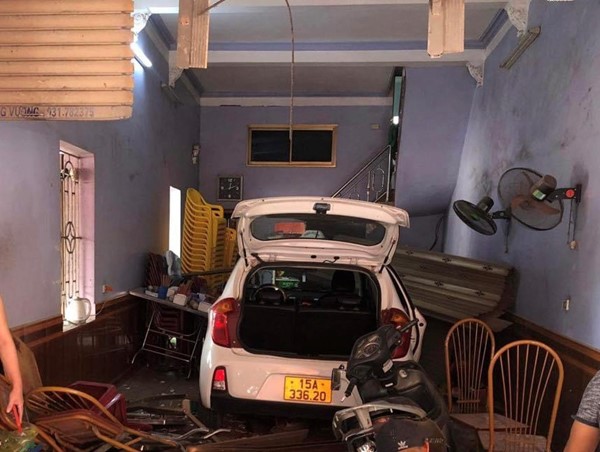 Hải Phòng: Mất lái, xe taxi đâm sập cửa nhà dân ven đường