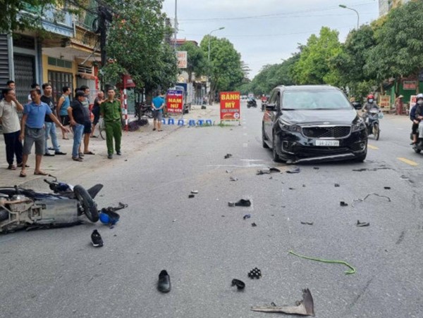 Thái Bình: Va chạm giữa xe máy và ô tô, 2 người bị thương nặng