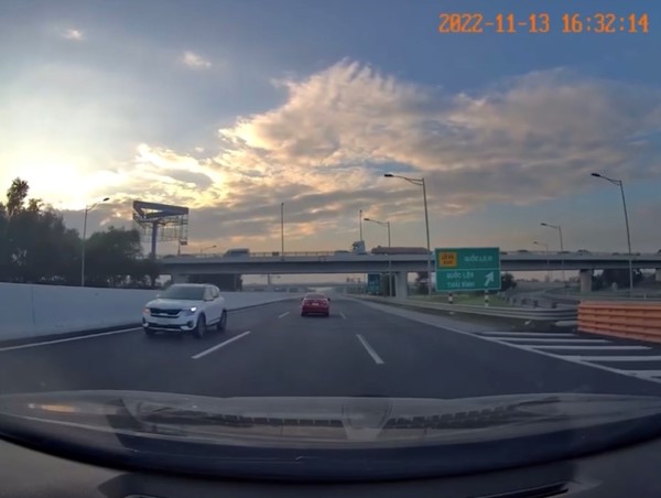 Tài xế xe Kia Seltos ngang nhiên chạy ngược chiều trên cao tốc