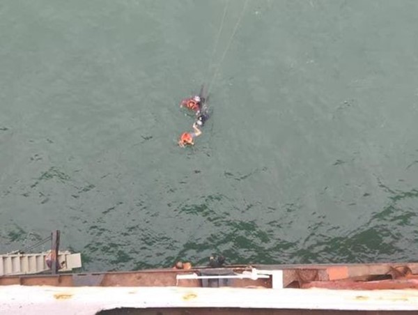 Quảng Ninh: Tàu nước ngoài kịp thời cứu sống 2 người phụ nữ Việt Nam gặp nạn trên biển