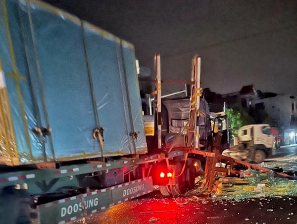 Container phanh gấp, hàng chục tấm kính vỡ rơi xuống đường vỡ vụn