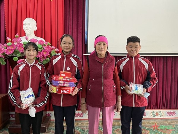 Quảng Ninh: Ba học sinh lớp 6 cứu cụ bà 83 tuổi bị đuối nước