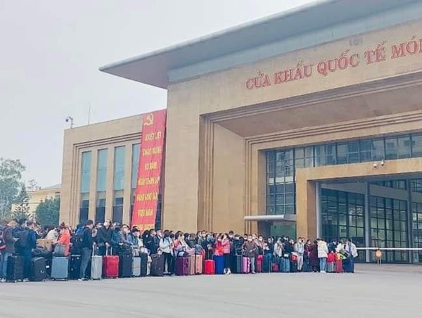 Hàng nghìn người xếp hàng chờ qua cửa khẩu Móng Cái