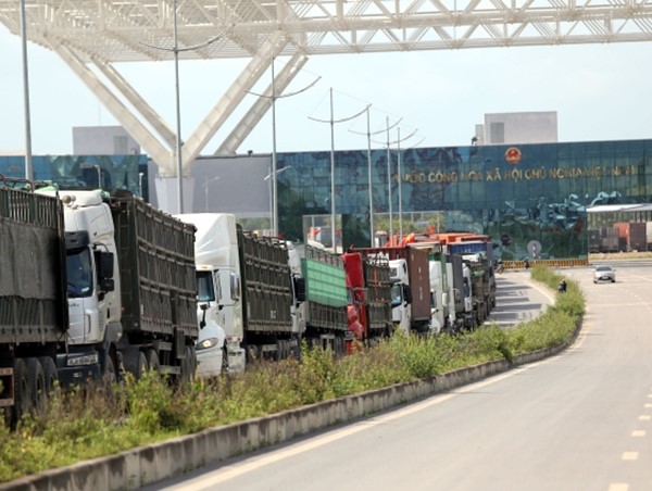 Dừng dịch vụ tài xế trung chuyển hàng hóa qua cửa khẩu Móng Cái