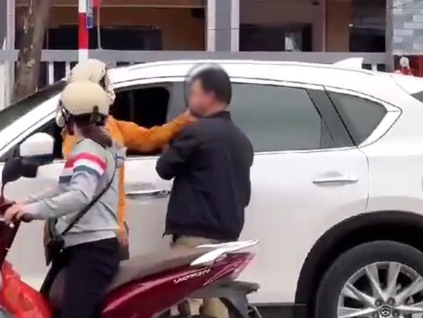 CLIP: Người phụ nữ tát liên tục vào mặt tài xế ô tô sau va chạm giao thông
