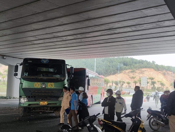 Quảng Ninh: Xe khách đâm vào đuôi xe tải, 2 người bị thương