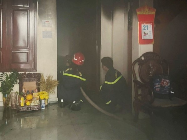 Hải Phòng: Kịp thời cứu giúp 3 người bị mắc kẹt thoát ra khỏi đám cháy