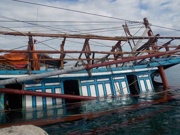 Đắm tàu trên biển, ngư dân may mắn thoát nạn