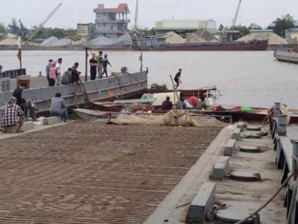 Tìm kiếm nhân viên điều hành cầu phao Ninh Cường mất tích sau khi bị tàu đâm va