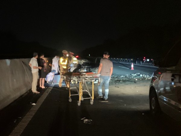 2 xe ôtô va chạm trên cao tốc Hà Nội - Hải Phòng, 4 người thương vong